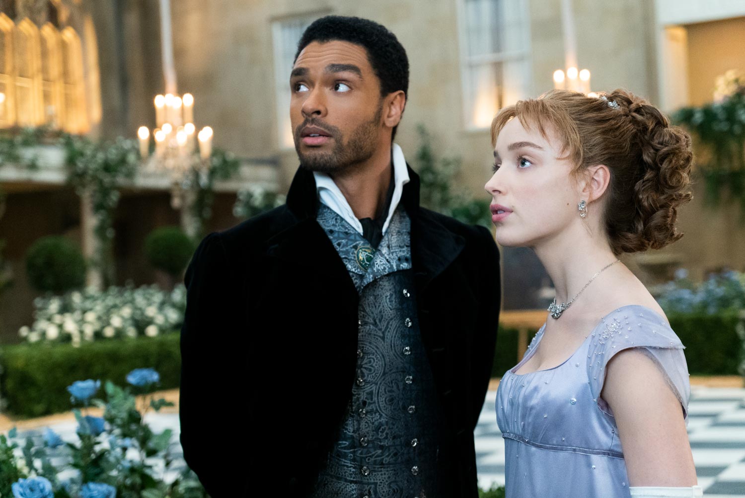 (L to R) REGÉ-JEAN PAGE - SIMON BASSET and PHOEBE DYNEVOR - DAPHNE BRIDGERTON nella serie Cr. LIAM DANIEL/NETFLIX © 2020