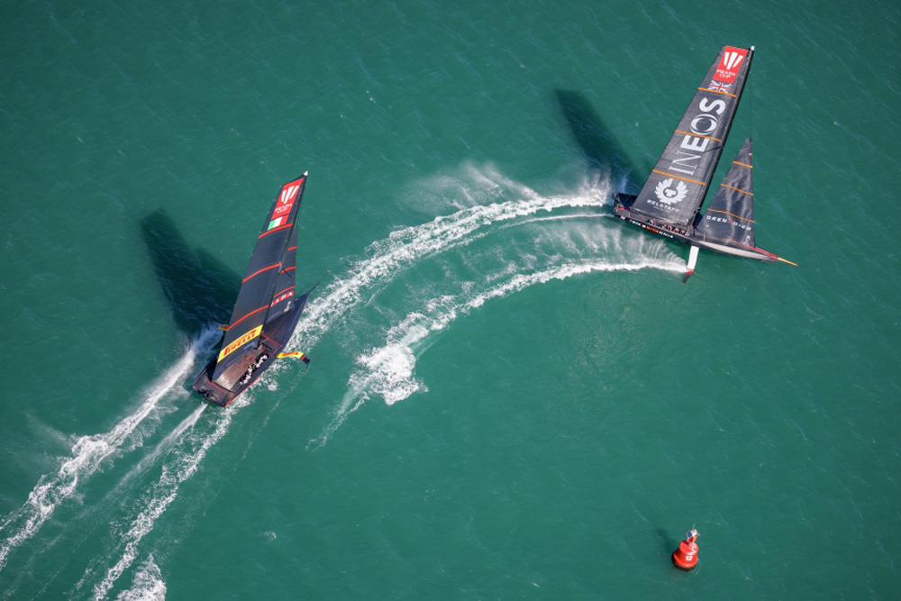 Luna Rossa, nella seconda giornata della Prada Cup, batte American Magic che non riesce neanche a tagliare il traguardo nel tempo limite.