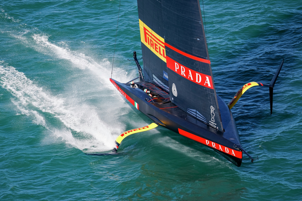 Luna Rossa, nella seconda giornata della Prada Cup, batte American Magic che non riesce neanche a tagliare il traguardo nel tempo limite.