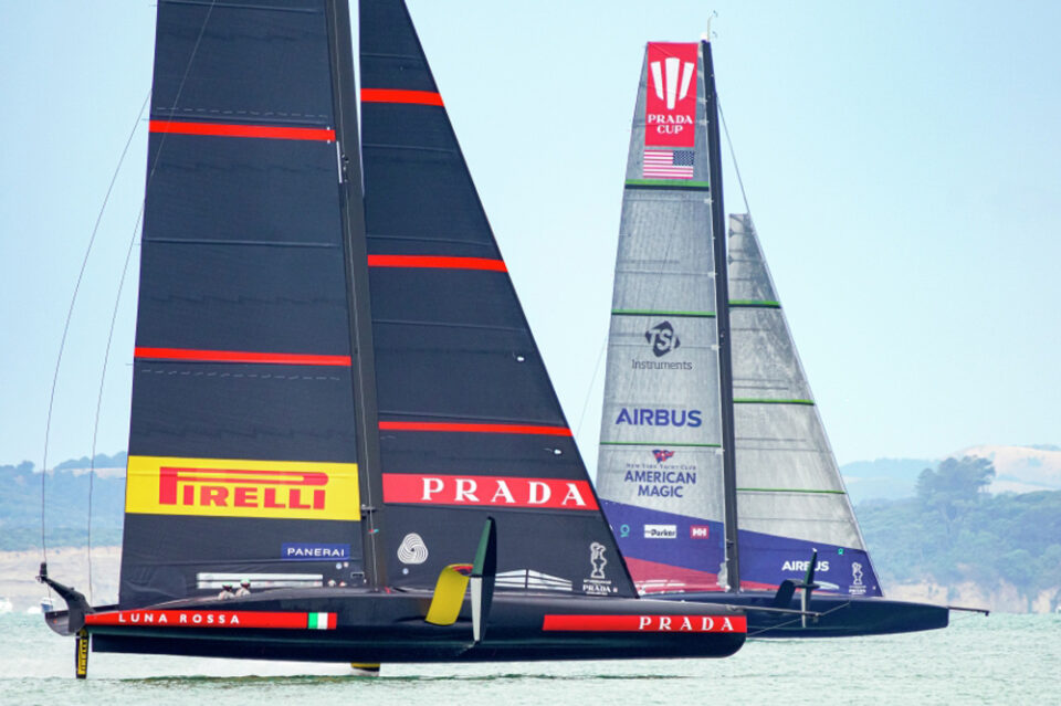 Luna Rossa, nella seconda giornata della Prada Cup, batte American Magic che non riesce neanche a tagliare il traguardo nel tempo limite.