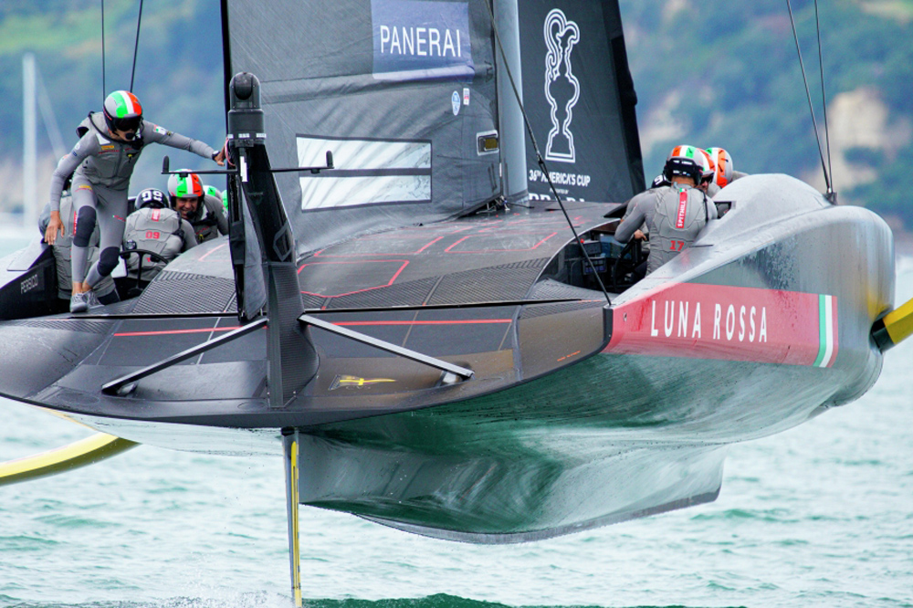 Luna Rossa, nella seconda giornata della Prada Cup, batte American Magic che non riesce neanche a tagliare il traguardo nel tempo limite.