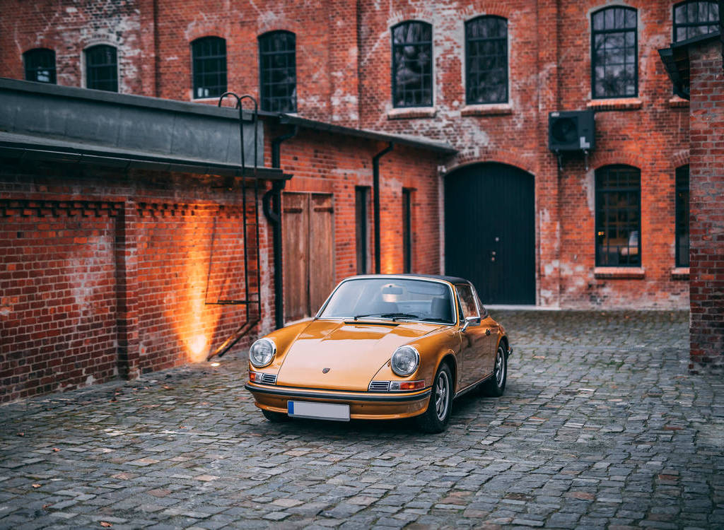 Le gold car a Parigi, il prossimo 13 febbraio si inaugura l'annuale asta di auto da collezione, nuove e d'epoca, organizzata da RM Sotheby's. 