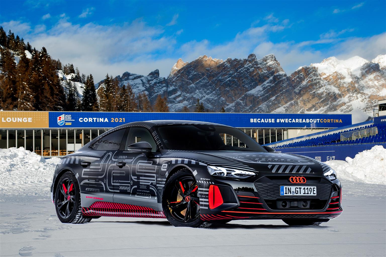 L'Audi RS e-tron GT versione prototipo pronta ad inaugurare i Mondiali di Cortina, in scena dal 7 al 21 febbraio. Sarà esposta in Piazza Roma.