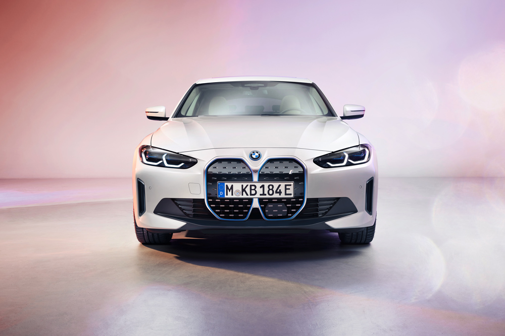 La BMW i4, sevelata oggi a Monaco, ha indicato quella che sarà l'idea e la concezione della vettura emissioni zero secondo la casa bavarse.