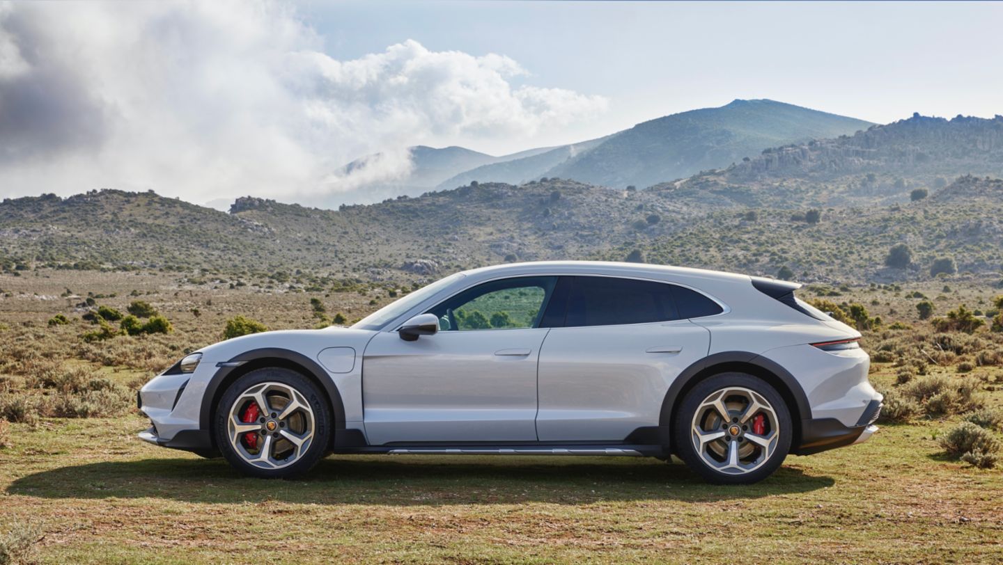 Taycan Cross Turismo, presentata oggi in anteprima mondiale, amplia la gamma di auto sportive completamente elettriche della Porsche. 