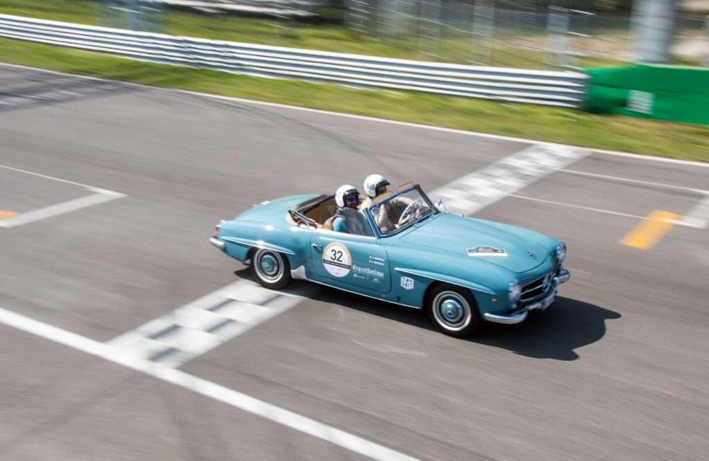 Una Mercedes Benz SL sulla linea del traguardo del circuito di Monza