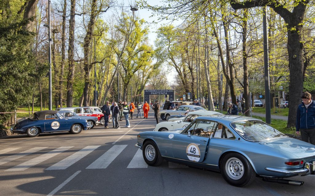 Le auto partecipanti alla Coppa Milano Sanremo parchegiate a Milano