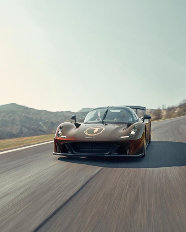 La Dallara Stradale si presenta come un puro concentrato di potenza e leggerezza. L'auto presenta i colori del brand Trussardi.