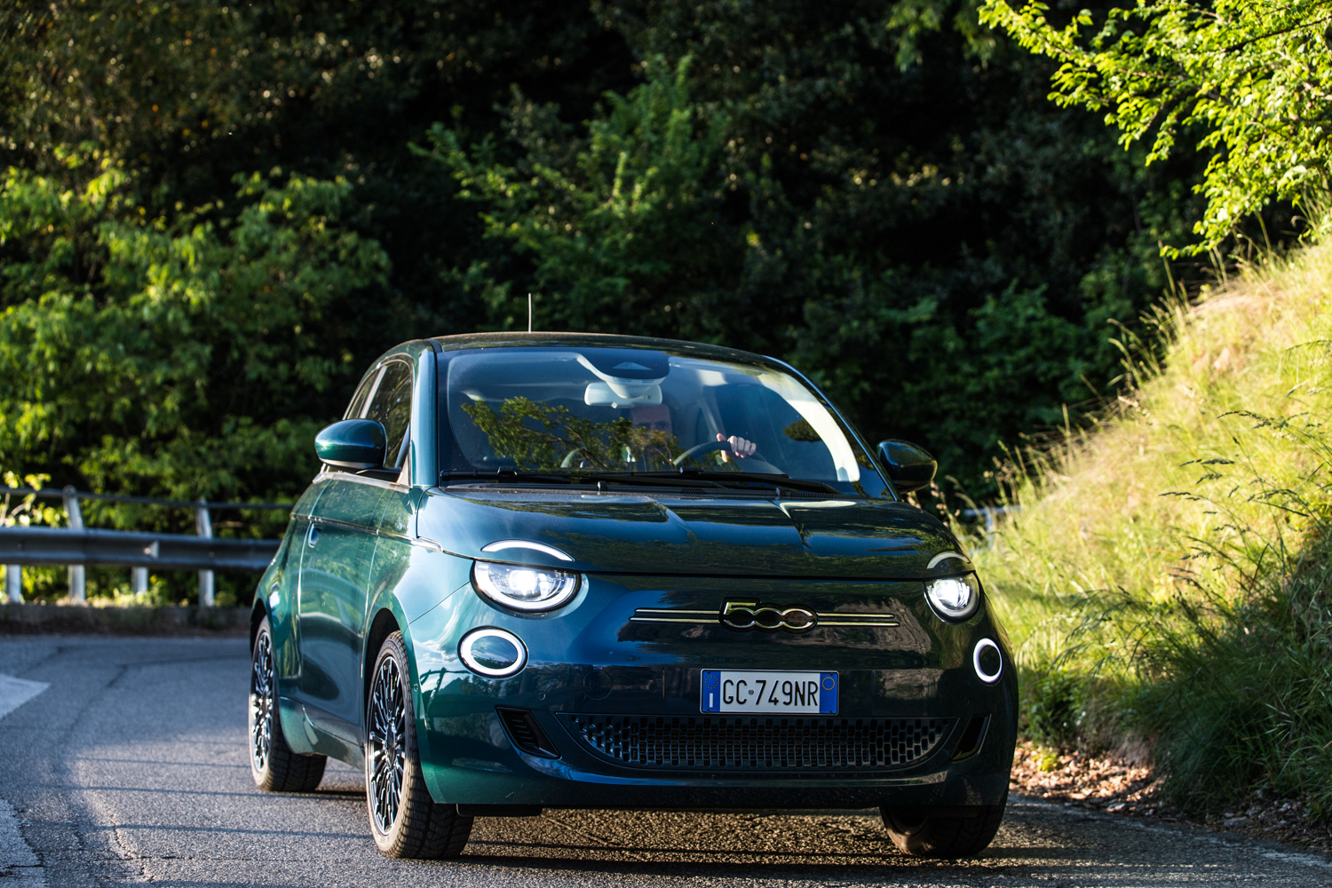 La Fiat 500e, è la nuova concezione della mobilità, tutta elettrica, con la quale la casa di Torino si proietta direttamente nel futuro.