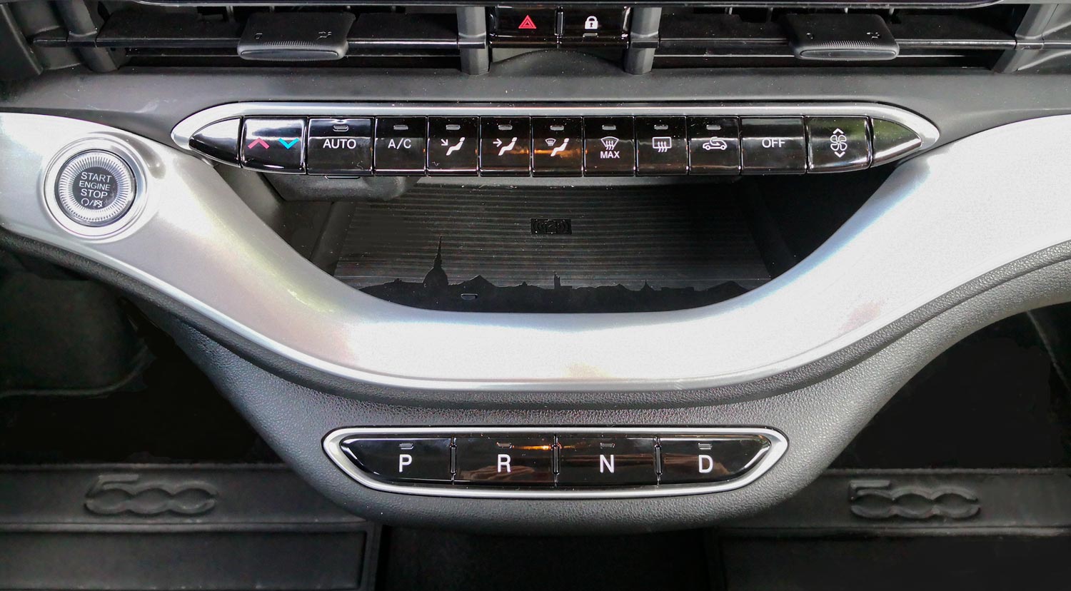 La Fiat 500e, è la nuova concezione della mobilità, tutta elettrica, con la quale la casa di Torino si proietta direttamente nel futuro.
