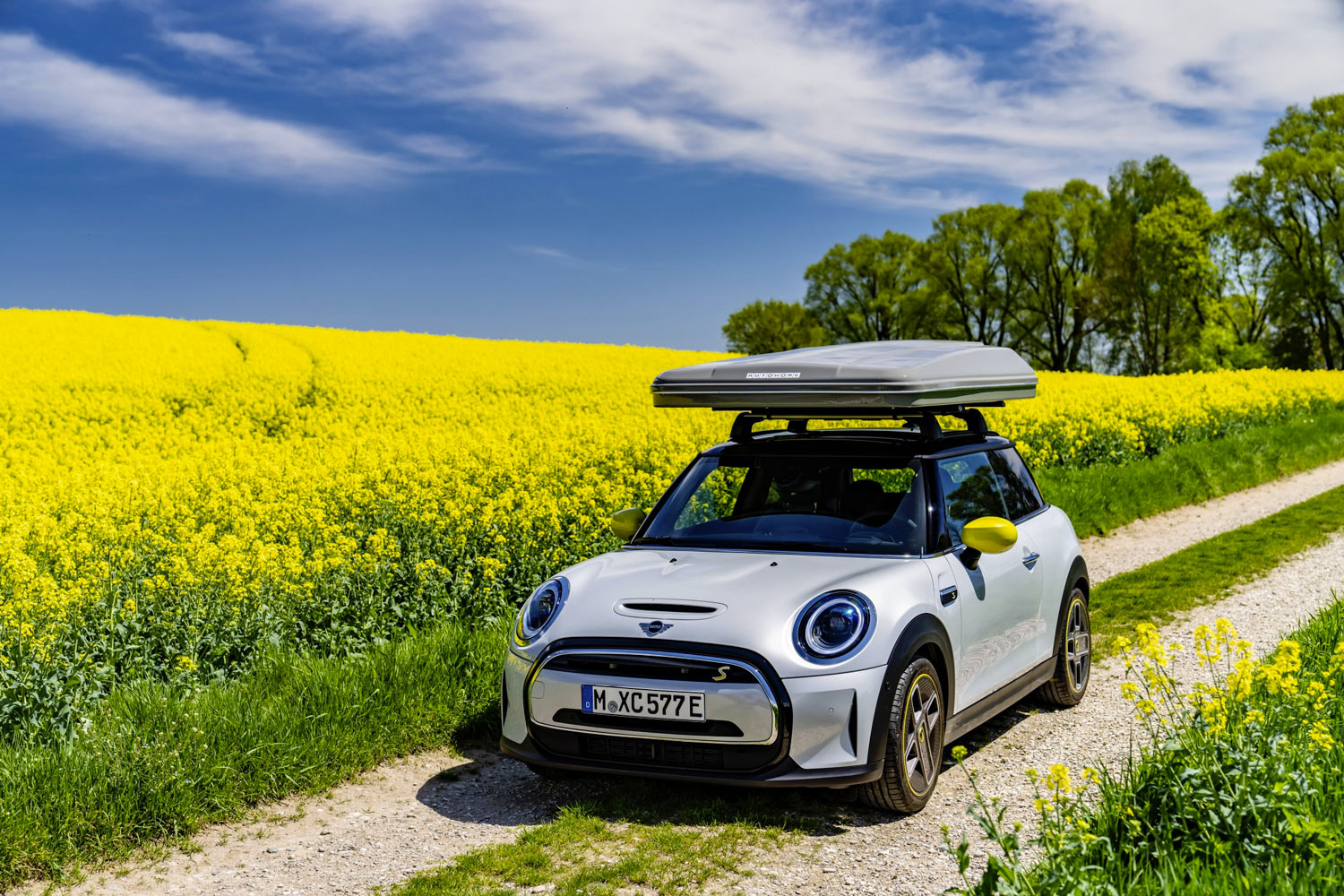 Mini elettriche e ibride per ripartire in vacanza a zero emissioni e due veicoli che sono dei veri e propri camper in miniatura. 