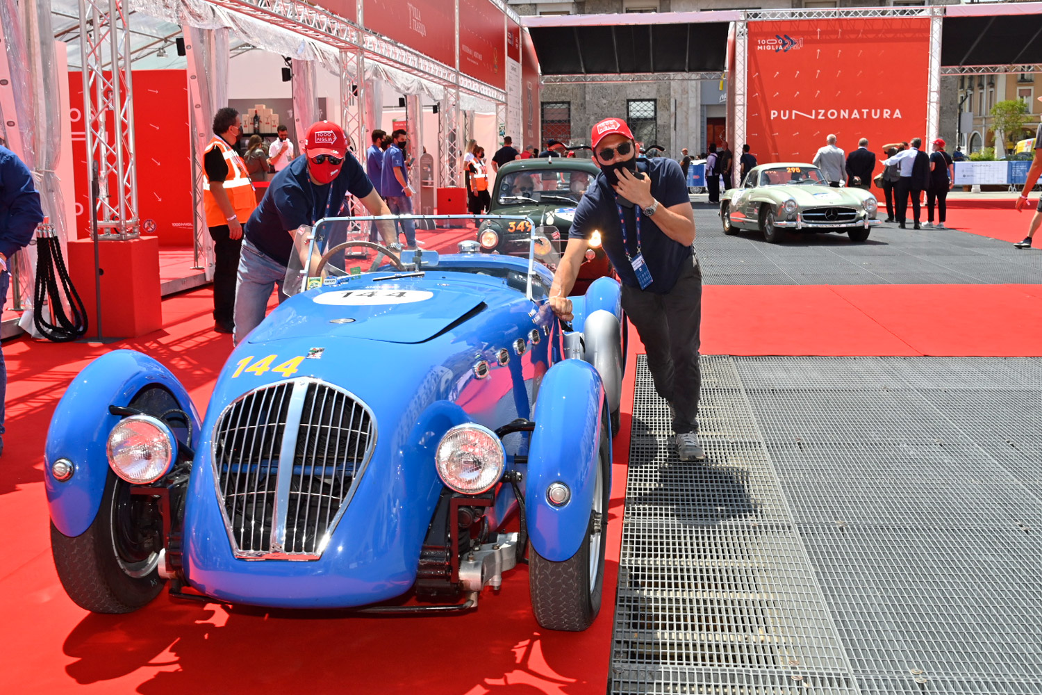 La 1000 Miglia corsa storica più bella del mondo giunta alla sua 39ª edizione è ufficialmente iniziata. Novità il percorso in senso antiorario