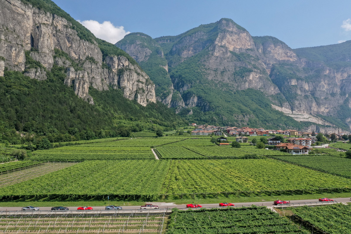 i partecipanti alla rievocazione storica della "Stella Alpina", attraversano le valli del Trentino