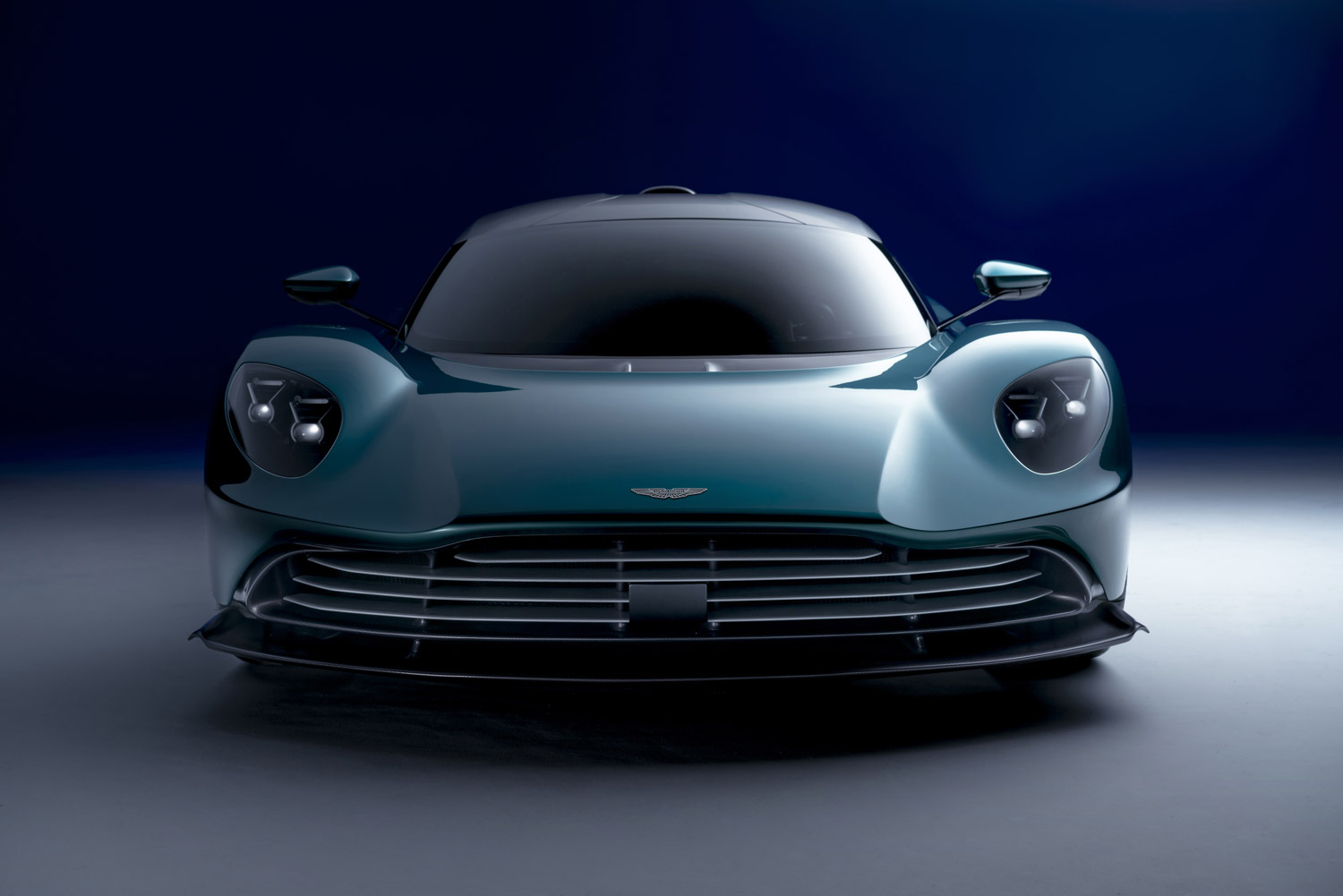 La Valhalla è la nuova supercar ibrida con la quale Aston Martin definisce, in modo sensazionale, la sua maestria nel guidare. 