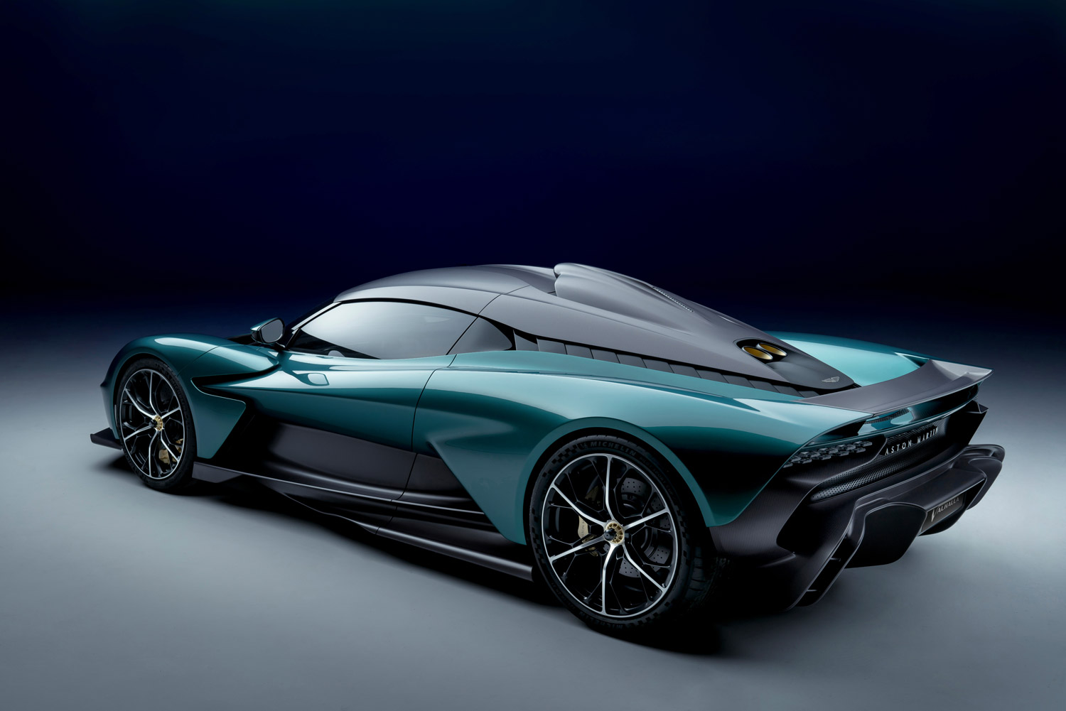 La Valhalla è la nuova supercar ibrida con la quale Aston Martin definisce, in modo sensazionale, la sua maestria nel guidare. 
