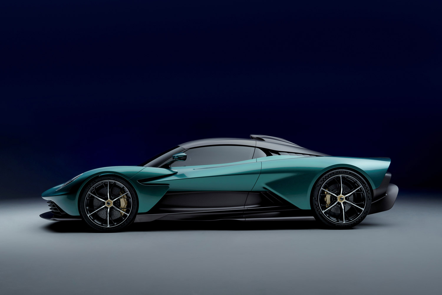 La Valhalla è la nuova supercar ibrida con la quale Aston Martin definisce, in modo sensazionale, la sua maestria nel guidare. 