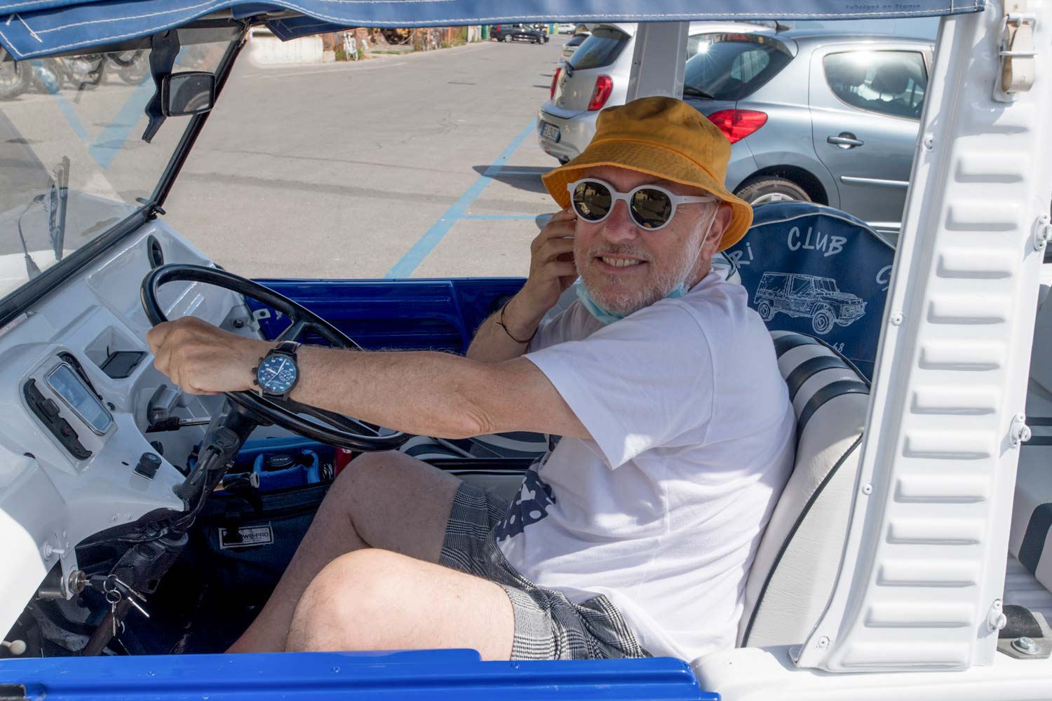 Daniel Dreifuss alla guida della sua Citroen Mehari