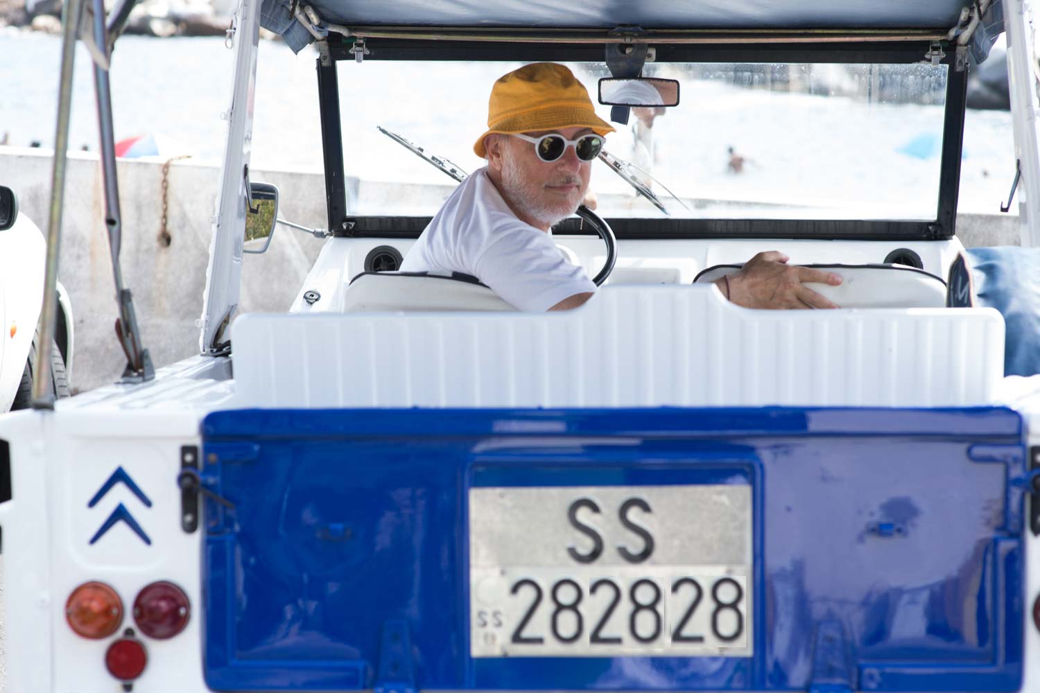 Daniel Dreifuss alla guida della sua Citroen Mehari