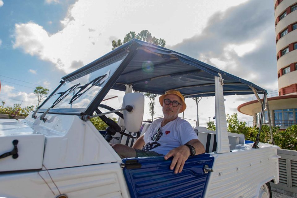 Daniel Dreifuss alla guida della sua Citroen Mehari