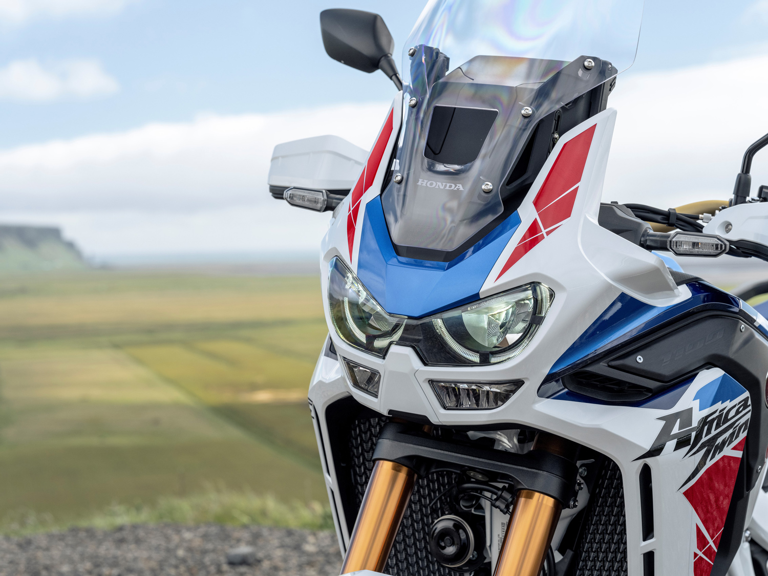 Honda Africa Twin e Africa Twin Adventure Sport si presentano per il 2022 con un look rinnovato e dotazioni tecnologiche innovative. 