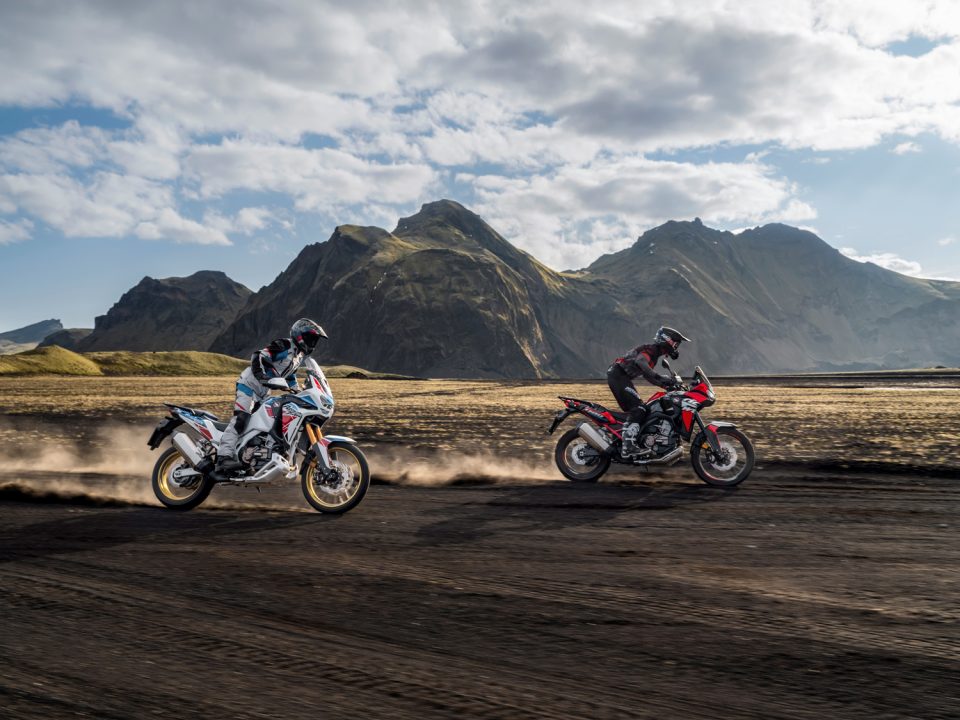 Honda Africa Twin e Africa Twin Adventure Sport si presentano per il 2022 con un look rinnovato e dotazioni tecnologiche innovative. 