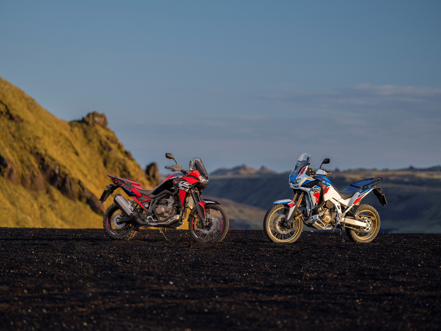 Honda Africa Twin e Africa Twin Adventure Sport si presentano per il 2022 con un look rinnovato e dotazioni tecnologiche innovative. 