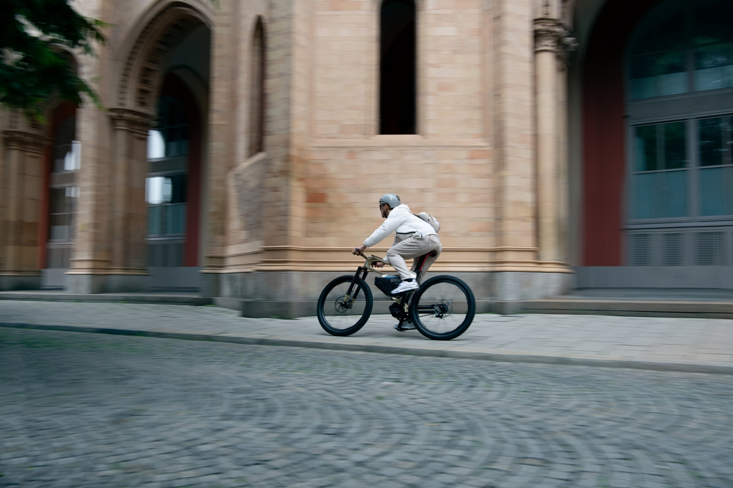 BMW i Vision AMBY nuova mobilità urbana tra bicicletta e motocicletta