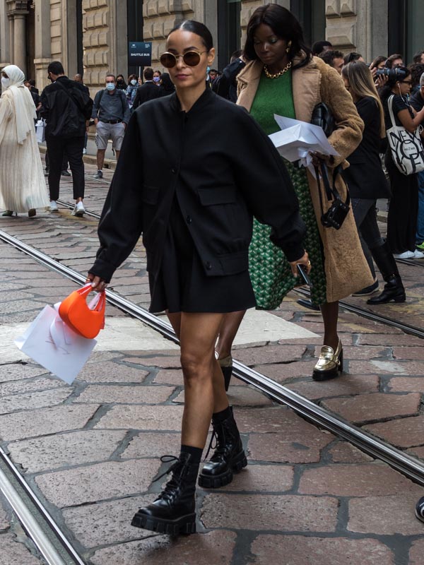 La Fashion Week a Milano ritorna e lo fa in presenza di pubblico. Tutto, infatti, era diventato molto impersonale senza celebrità e stampa. 