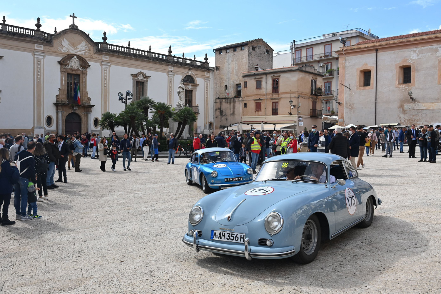 Le auto nella piazza  