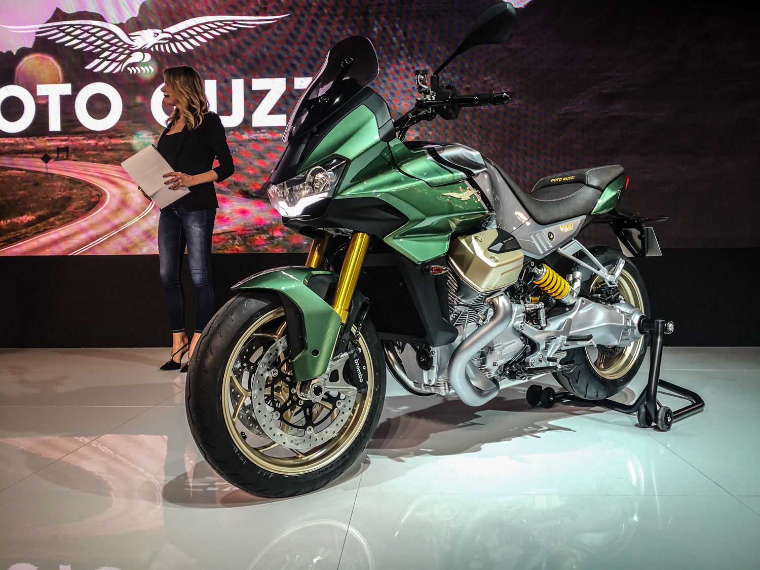 L'Eicma 2021 riapre al pubblico con le anteprime di moto, scooter, monopattini e anche biciclette. Potrete guardarle, toccarle, provarle.