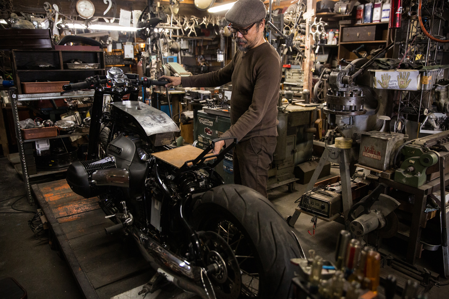 Shinya Kimura studia il sedile della BMW R18