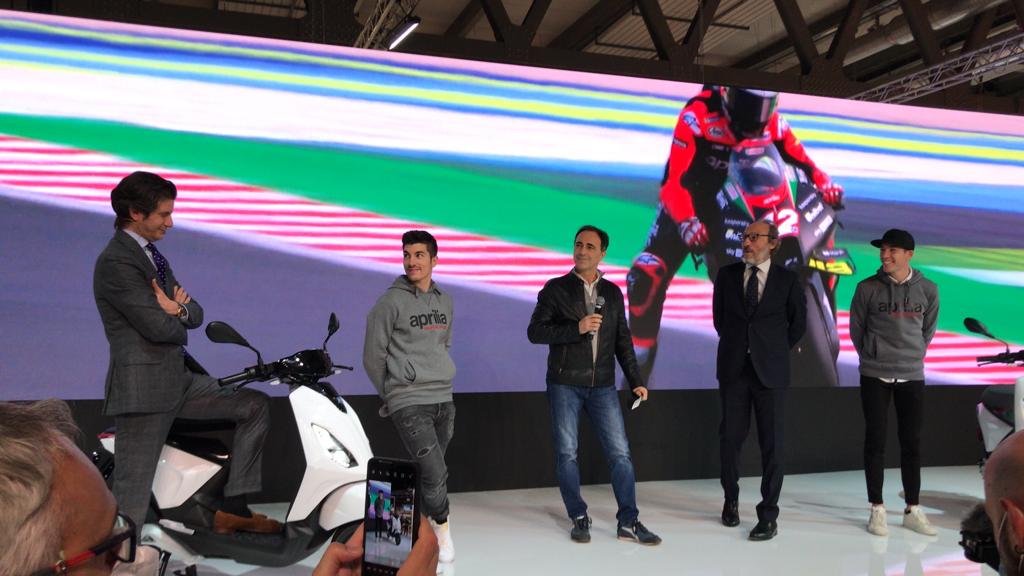 Sul palco Piaggio di EICMA (da Sx a DX)Michele Colaninno, Maverick Viñales, Romano Albesiano Guido Meda, Aleix Espargaró