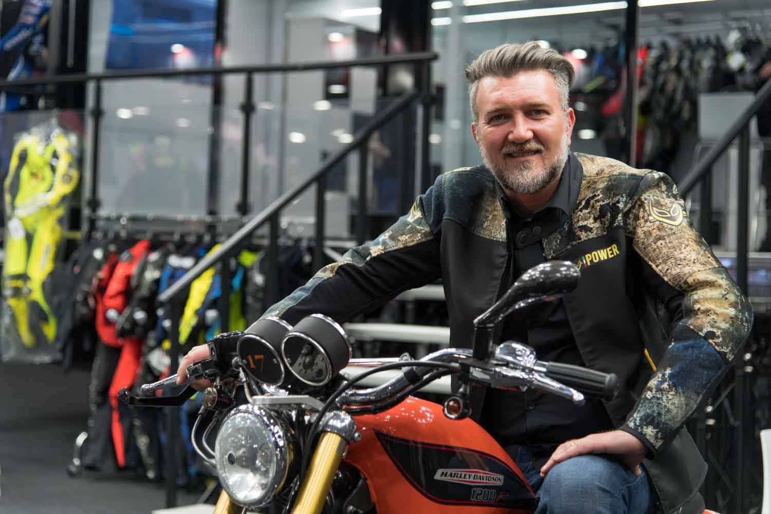 Virus Power è il brand che in due decadi di ricerche su tessuti tecnici lancia una nuova collezione di tute da moto e abbigliamento sportivo.