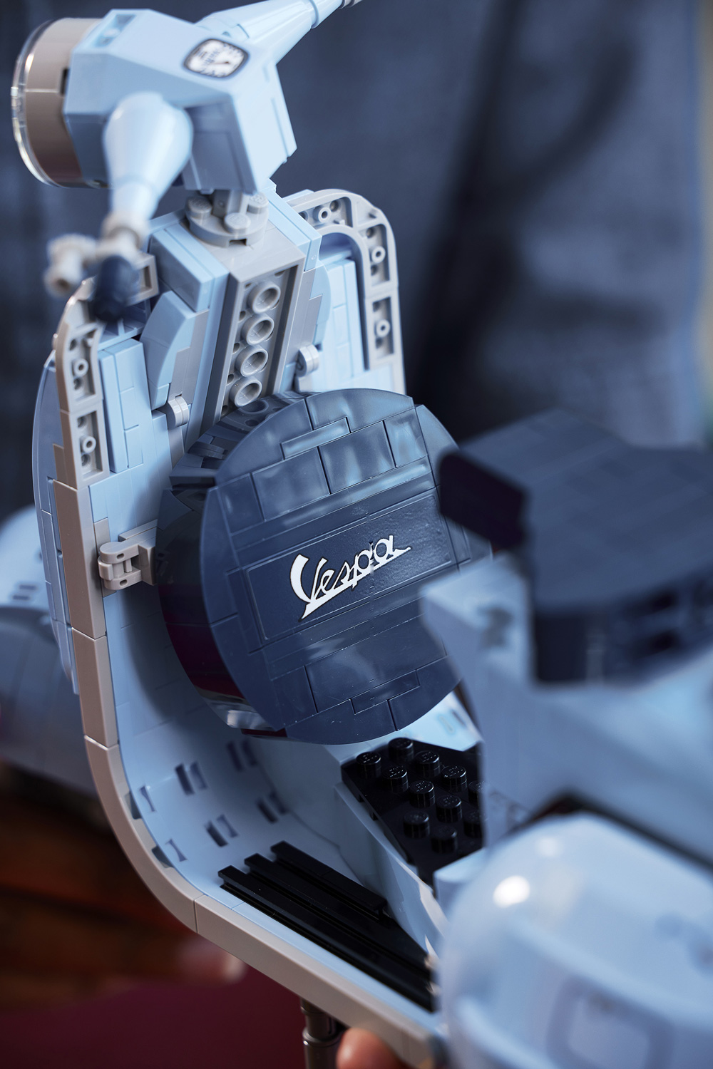 Lego Vespa è l'incontro tra due brand eccellenti per celebrare quello che è l'emblema, lo status simbol, del "made in Italy" la Vespa. 