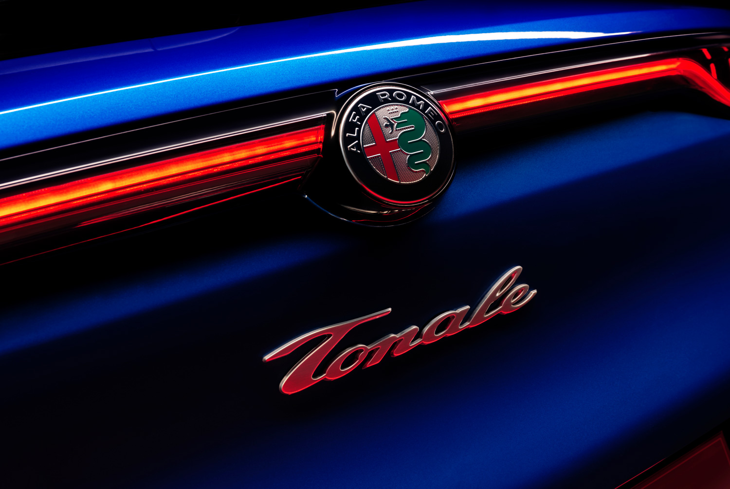 Alfa Romeo Tonale è il modello che segna l'inizio di quella che è definita la metamorfosi del marchio proiettandolo direttamente nel futuro.