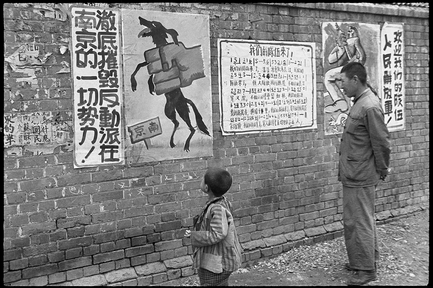 Henry Cartier-Bresson - Nanchino, 24 aprile 1949 Un poster di propaganda dipinto a mano.