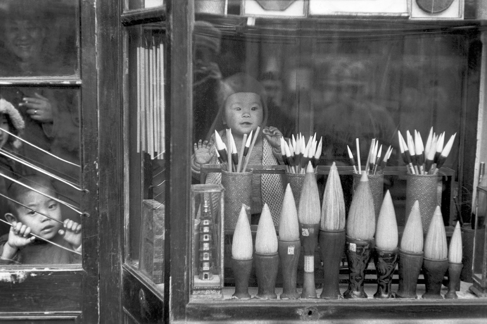 Henry Cartier-Bresson Pechino, dicembre 1948 A Lui Chi Chang, nella via degli antiquari, la vetrina di un commerciante di pennelli.