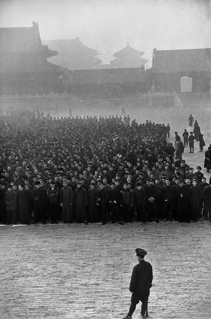 Henry Cartier-Bresson Pechino, dicembre 1948 Nella Città Proibita, diecimila reclute si schierano per formare un nuovo Reggimento Nazionale.