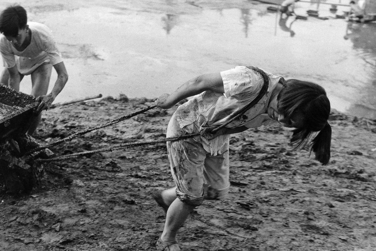 Henry Cartier-Bresson Pechino, giugno 1958 Gli studenti, senza l'ausilio di macchine, realizzano la piscina universitaria.