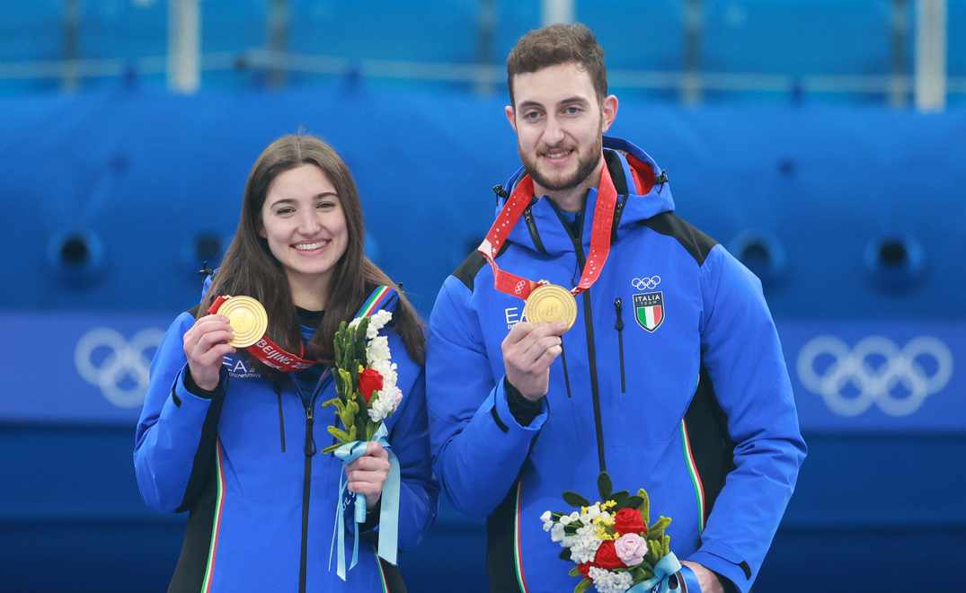 Stefania Constantini e Amos Mosaner medaglia d'oro nella prima competizione olimpica di doppio misto di curling