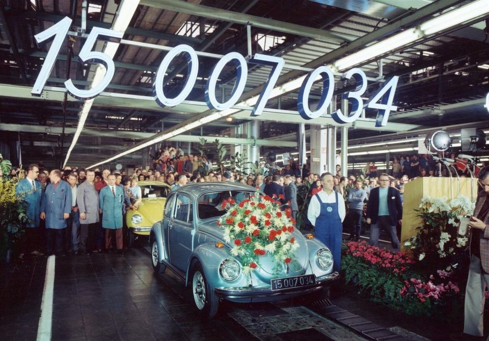 Il Maggiolino Volkswagen, famosa ed divertente vettura che ha lasciato un segno nel mondo delle auto, 50 anni fa diventa campione del mondo.