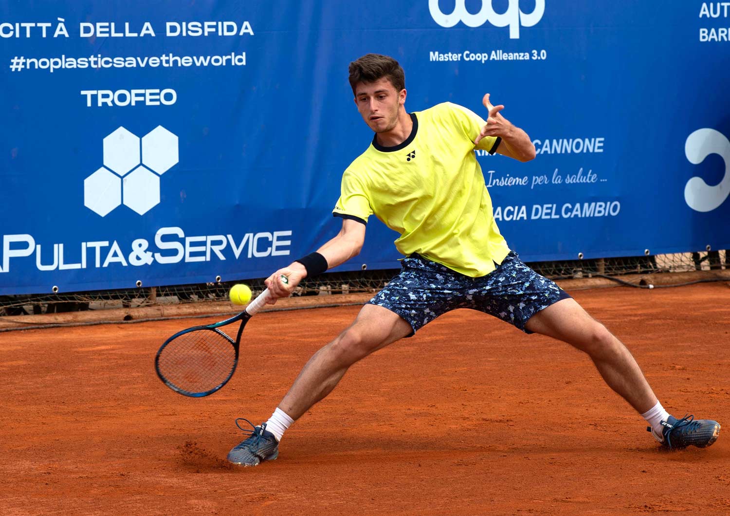 Luca Nardi in azione durante Open città di Barletta ATP Challenger