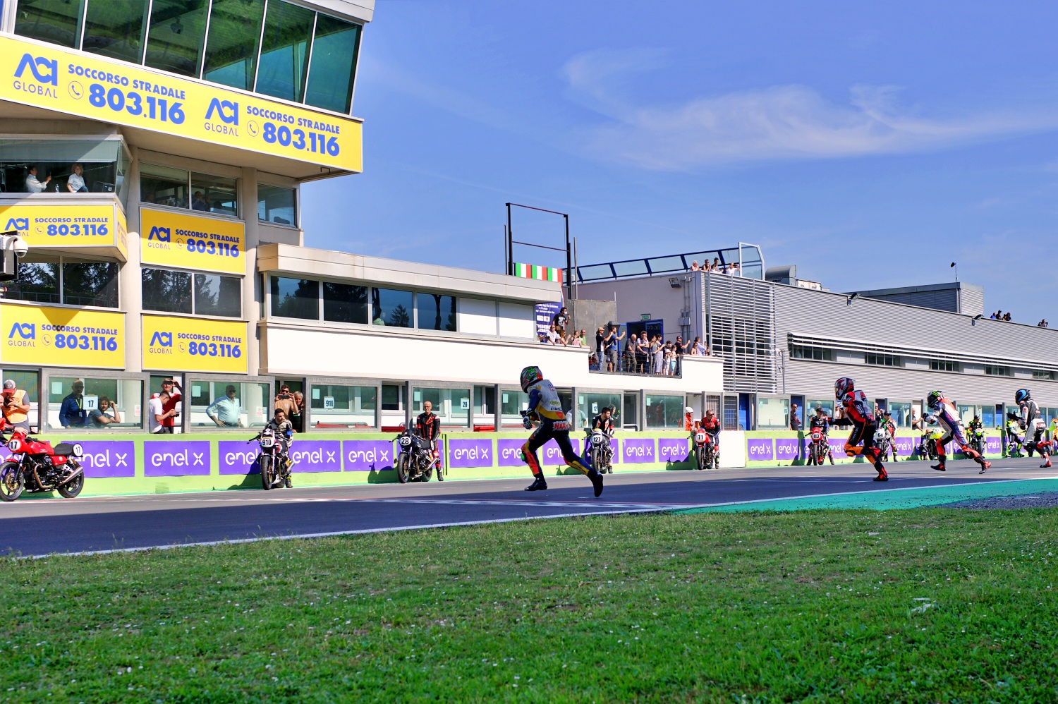 Il Trofeo Moto Guzzi Fast Endurance torna a far sognare. sul circuito di Vallelunga la nuova Moto Guzzi V7 ha dato grande spettacolo. 