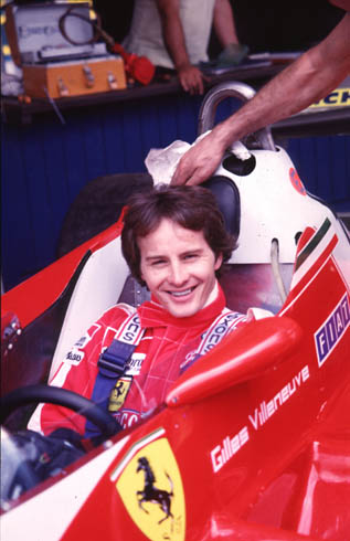 Gilles Villeneuve era il pilota, di origini canadesi, tanto amato da Enzo Ferrari, soprannominato "l'aviatore" per il suo stile di guida.