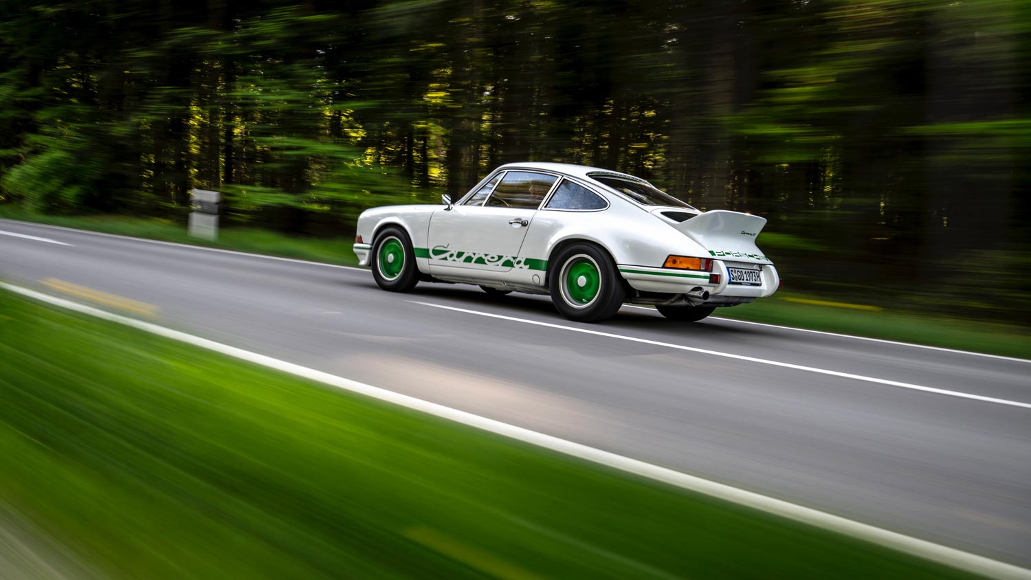 La Porsche 911 Carrera RS 2.7 nasce 50 anni fa, proprio nel maggio 1972. Rappresenta la perfezione per maneggevolezza, peso, prestazioni.