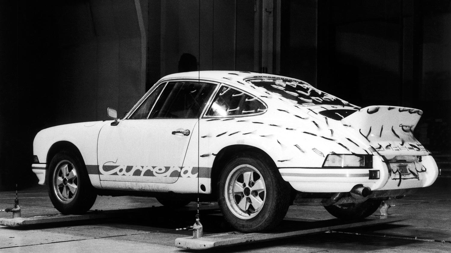 La Porsche 911 Carrera RS 2.7 nasce 50 anni fa, proprio nel maggio 1972. Rappresenta la perfezione per maneggevolezza, peso, prestazioni.