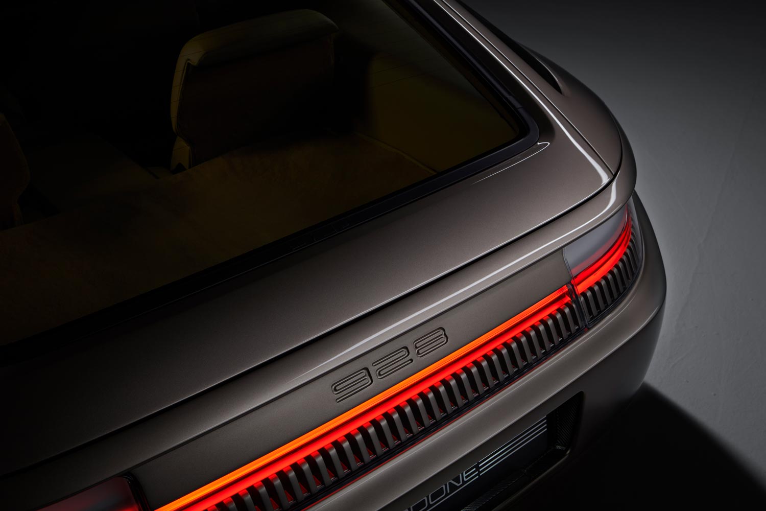 Nardone Automotive presenta, in occasione del Salone del Mobile di Milano, la Porsche 928 interpretandola secondo il suo stile.