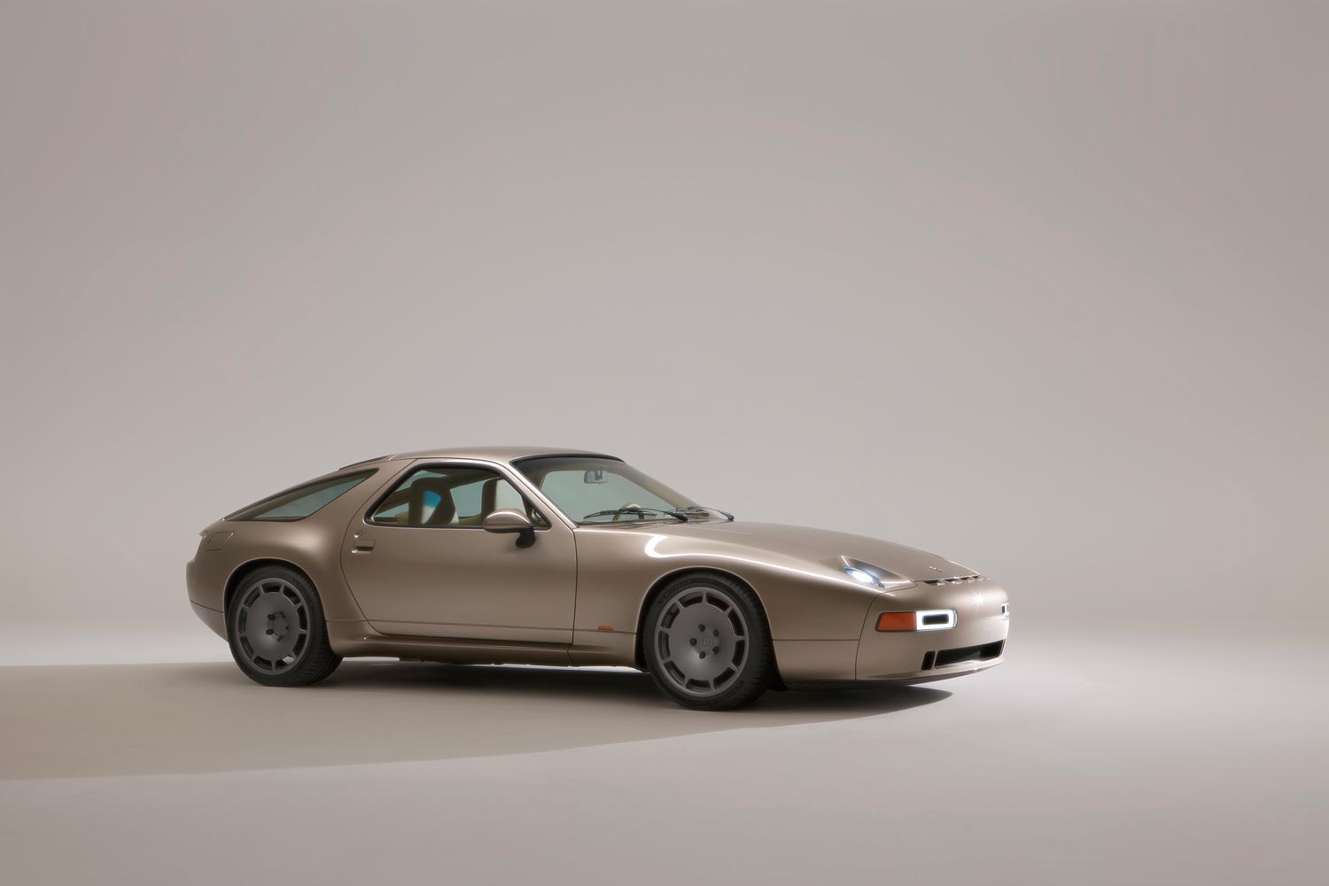 Nardone Automotive rivela, in occasione del Salone del Mobile di Milano, la Porsche 928 interpretandola secondo il suo stile.