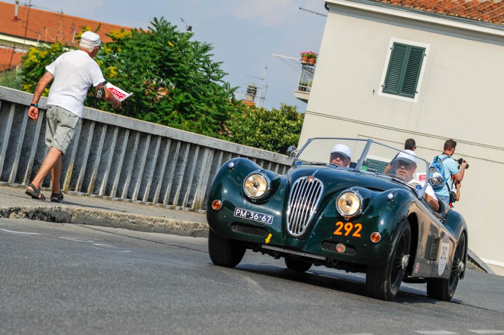 1000 Miglia Jaguar passa ponte di napoleone a Pontedera