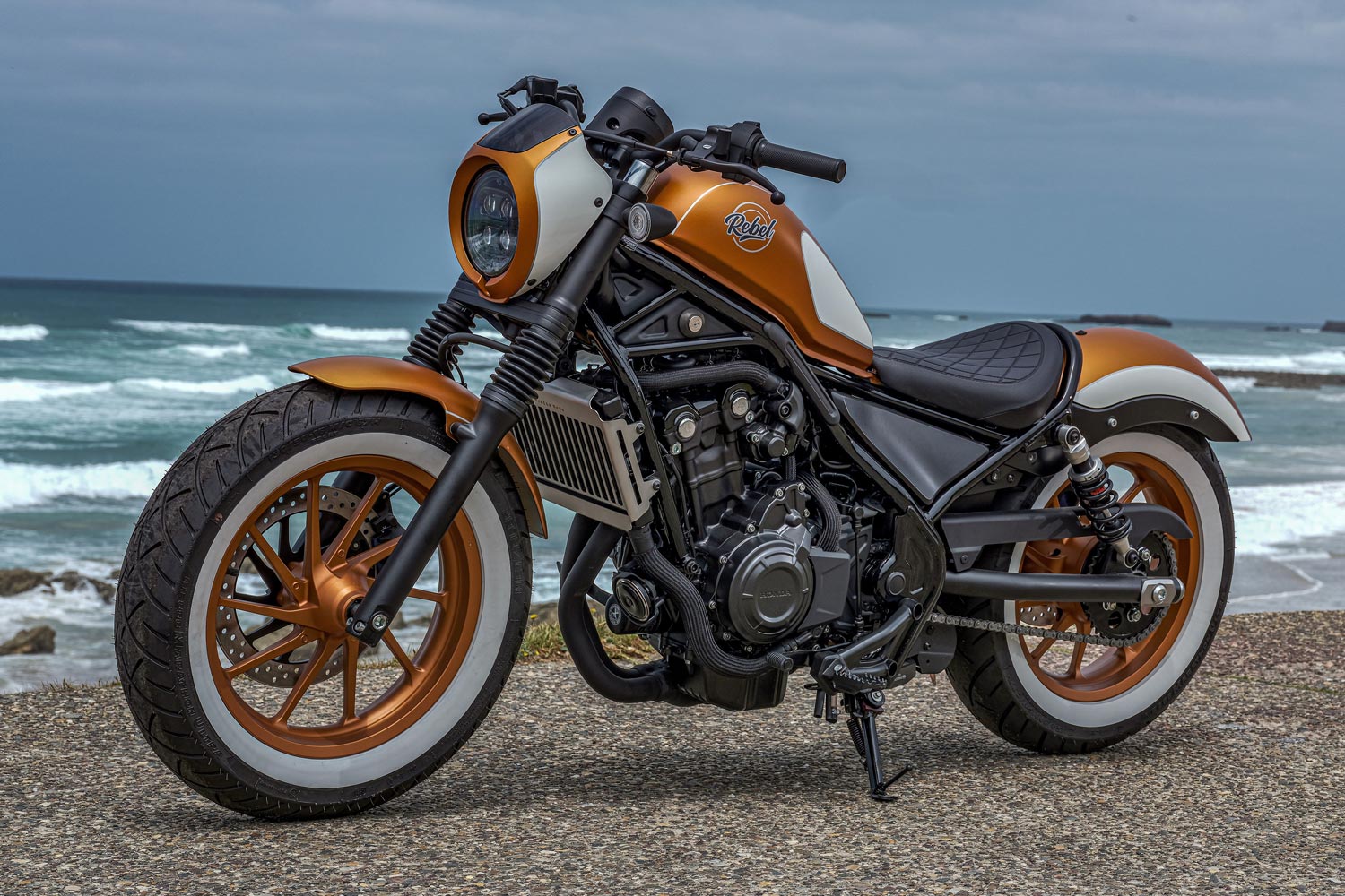Honda, per il festival del Wheels and Waves, in scena a Biarritz, esibisce 10 modelli rivisitati, che hanno come base la Rebel.